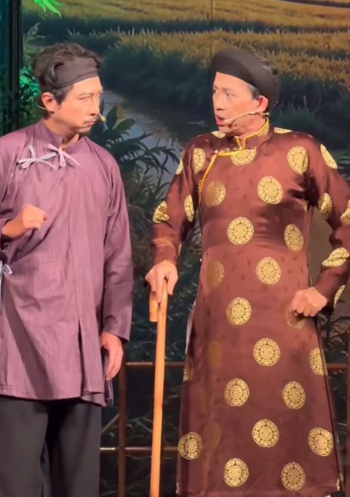 NSƯT Hoài Linh đảm nhận vai Bá Hộ, nhân vật nhiều màu sắc trong Nội Gián Nạn Dối. Ảnh: Sân Khấu Mới.