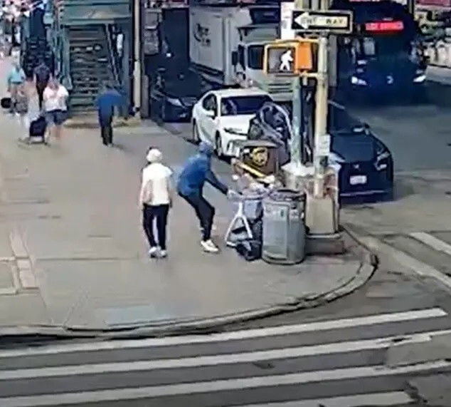 Giả vờ chạy bộ trên phố, người đàn ông hành động gây sốc với cụ bà 90 tuổi Ảnh 3