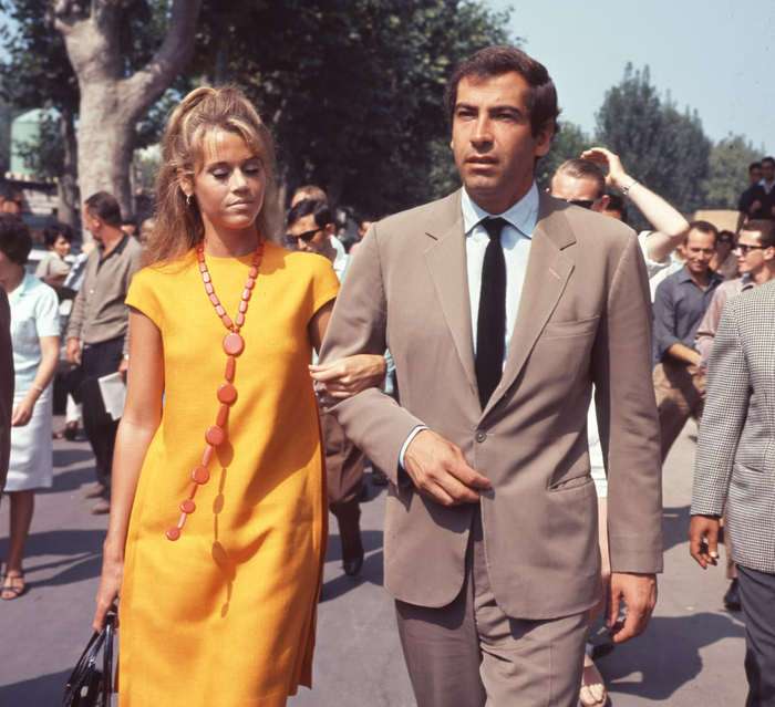 Jane Fonda mang đến hình ảnh thanh lịch và thời thượng khi xuất hiện tại Venice năm 1966. Nữ diễn viên diện váy dáng ôm màu vàng bồ công anh với phần tay áo ngắn duyên dáng. Chiếc vòng cổ nổi bật trở thành điểm nhấn hoàn thiện cho tổng thể đơn giản nhưng cuốn hút. Ảnh: Getty Images