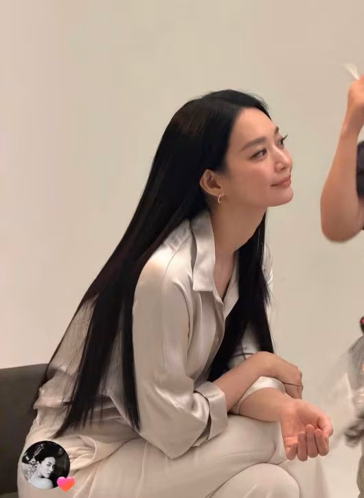 Hình ảnh hậu trường khi đang chụp ảnh của Shin Min Ah.
