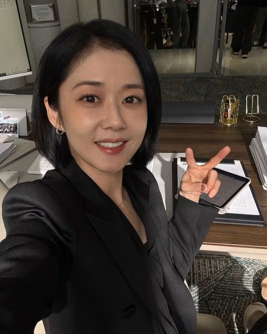 Jang Nara chia sẻ khoảnh khắc quay phim mới. Nhan sắc của nữ diễn viên thu hút nhiều khán giả quan tâm, được gọi là 'mỹ nhân lão hóa ngược' vì ngày càng trẻ đẹp.