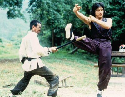 Thành Long từng bắt đầu sự nghiệp từ những vai nhỏ và công việc đóng thế trước khi trở thành ngôi sao hành động