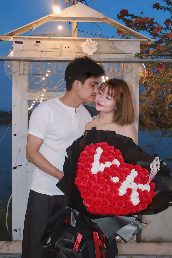 Thảo Vy và Mạc Văn Khoa thường xuyên chia sẻ khoảnh khắc hạnh phúc trên mạng xã hội. Ảnh: FBNV