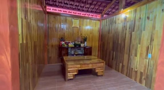 Bên trong căn nhà cũng được ốp bằng gỗ, không gian rộng rãi.