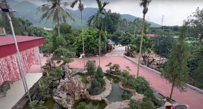 Khuôn viên nhiều cây xanh, rộng rãi cùng hòn non bộ lớn.