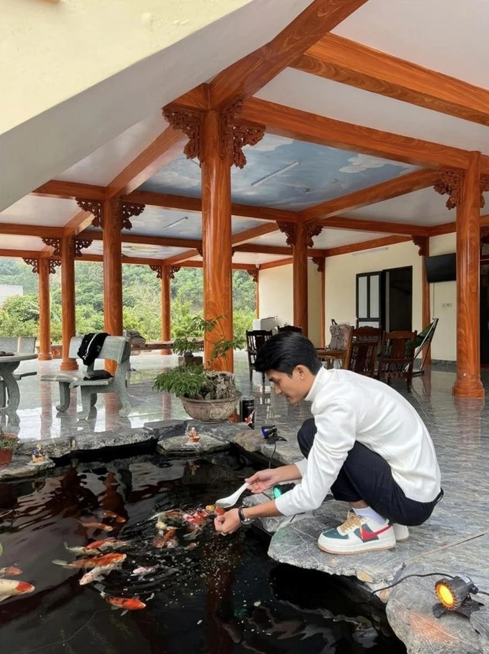 Khuôn viên phía trước còn có hồ nuôi cá Koi.