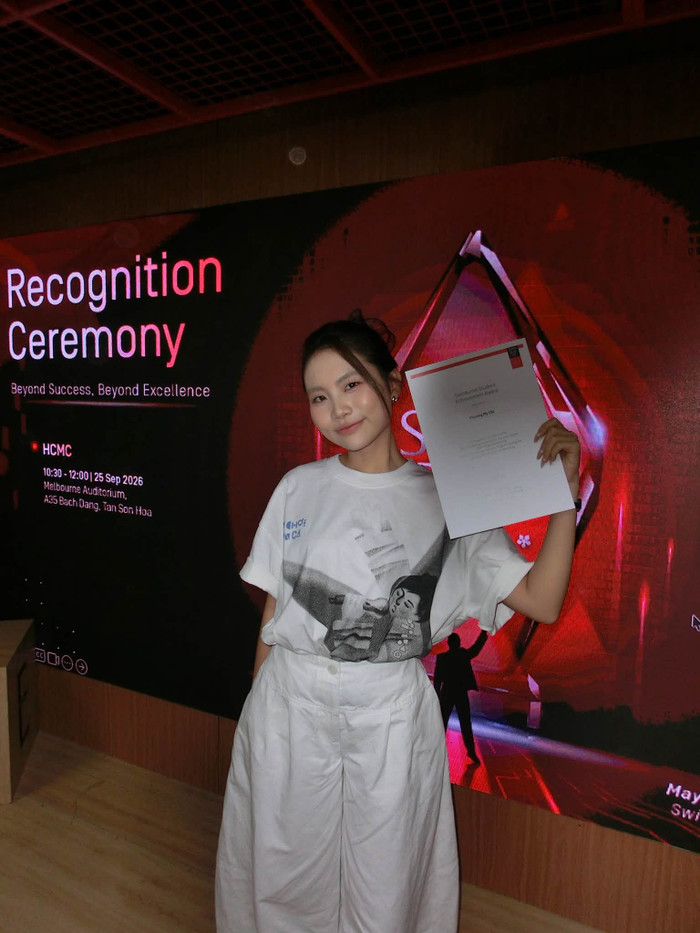 Bên cạnh những hoạt động nghệ thuật, Phương Mỹ Chi vẫn ưu tiên cho việc học ở trường.