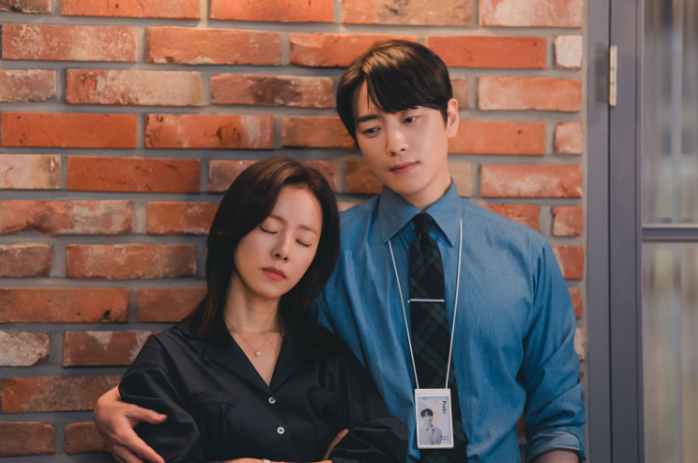 Kang Ji Yun (Han Ji Min) là CEO tài giỏi của công ty săn đầu người Peoplez nhưng lại khá vụng về với những việc thường ngày ngoài công việc. Mọi chuyện thay đổi khi Yu Eun Ho (Lee Jun Hyuk) trở thành thư ký kiêm trợ lý của cô. Là ông bố đơn thân ấm áp, chu đáo và có năng lực, Eun Ho gần như đối lập hoàn toàn với nữ CEO khó tính. Từ mối quan hệ công việc, cả hai dần phát sinh tình cảm. Bộ phim tạo điểm nhấn khi đảo ngược mô-típ quen thuộc: nữ là sếp còn nam lại đảm nhận vị trí thư ký.