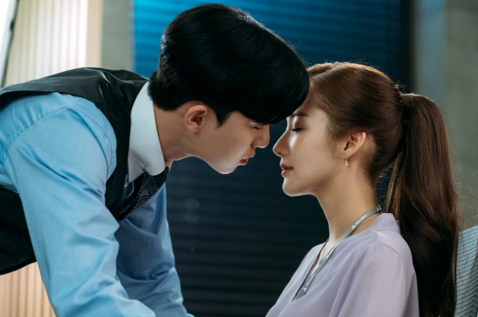 Lee Young Joon (Park Seo Joon) là phó chủ tịch tập đoàn Yumyung, một người nổi tiếng tự tin và có phần tự phụ. Suốt 9 năm, anh đã quen với việc có cô thư ký Kim Mi So (Park Min Young) luôn ở bên cạnh hỗ trợ. Mọi chuyện đảo lộn khi Mi So quyết định nghỉ việc để bắt đầu cuộc sống của riêng mình. Lúc này, Young Joon mới nhận ra việc mất đi cô thư ký lâu năm cũng đồng nghĩa với nguy cơ đánh mất người phụ nữ mà anh đã dần có tình cảm. Từ mối quan hệ sếp - thư ký, cả hai bước vào hành trình tình cảm với hàng loạt tình huống dở khóc dở cười, tạo nên một trong những mô-típ hài lãng mạn công sở quen thuộc của màn ảnh Hàn.