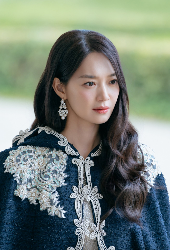 Shin Min Ah được đạo diễn Jo Soo Won đánh giá phù hợp với ánh mắt lạnh lùng nhưng giàu cảm xúc của Navier. Ảnh: NSX