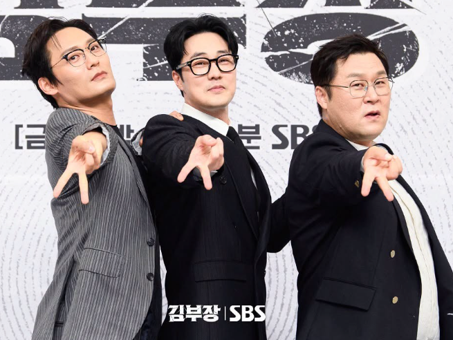 So Ji Sub đóng chính Đặc Vụ Kim Tái Khởi Động, phim hành động xoay quanh một người cha có vẻ ngoài bình thường nhưng thực chất từng là đặc vụ tinh nhuệ. Khi con gái mất tích, anh buộc phải đánh thức những kỹ năng đặc nhiệm và bước trở lại thế giới nguy hiểm. Tác phẩm từng dẫn đầu bảng phim truyền hình không nói tiếng Anh được xem nhiều nhất trên Netflix toàn cầu trong nhiều tuần.