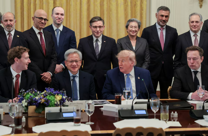 Tổng thống Mỹ Donald Trump và các nhà lãnh đạo công nghệ tại Phòng Đông của Nhà Trắng ở Washington, DC, Hoa Kỳ. Ảnh: Reuters