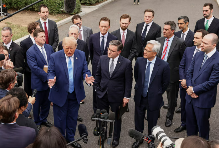 Tổng thống Mỹ Donald Trump cho biết các lãnh đạo ngành công nghệ đã nhất trí thiết lập các tiêu chuẩn tự nguyện về AI. Ảnh: Reuters