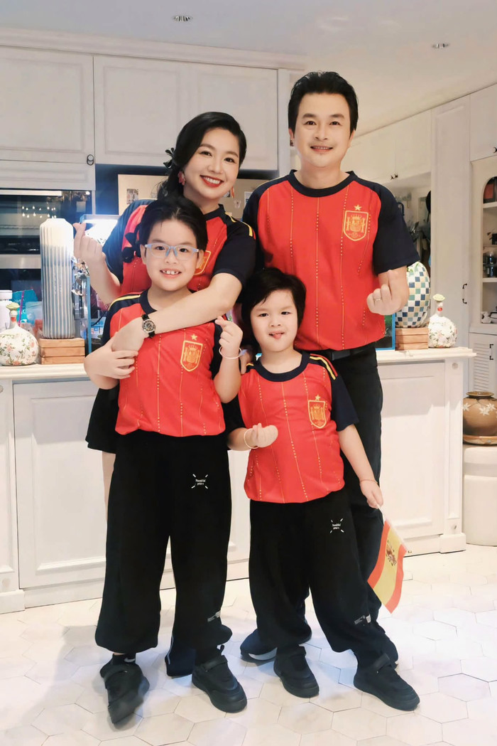 Lê Khánh hạnh phúc với cuộc sống hiện tại cùng gia đình. Ảnh: FBNV