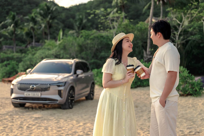 Lê Khánh vui vẻ cùng gia đình bên bờ biển. Ảnh: FBNV