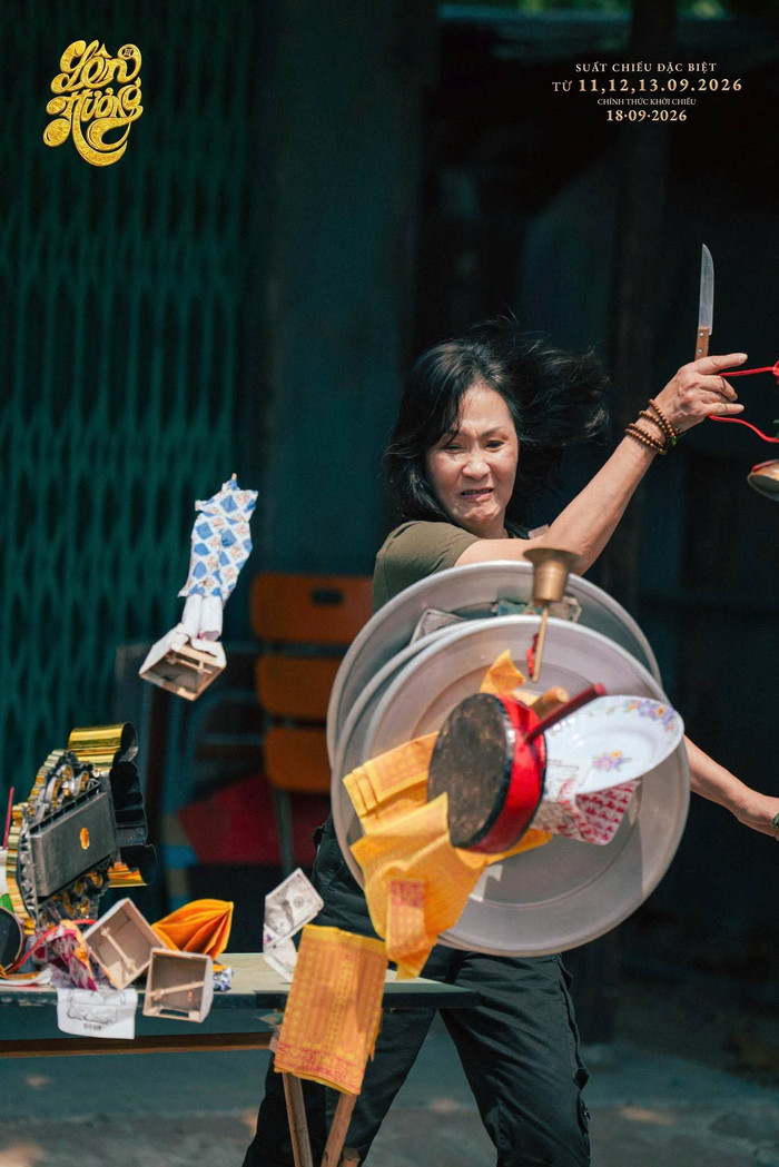 Hồng Đào đảm nhận vai bà Mũi.