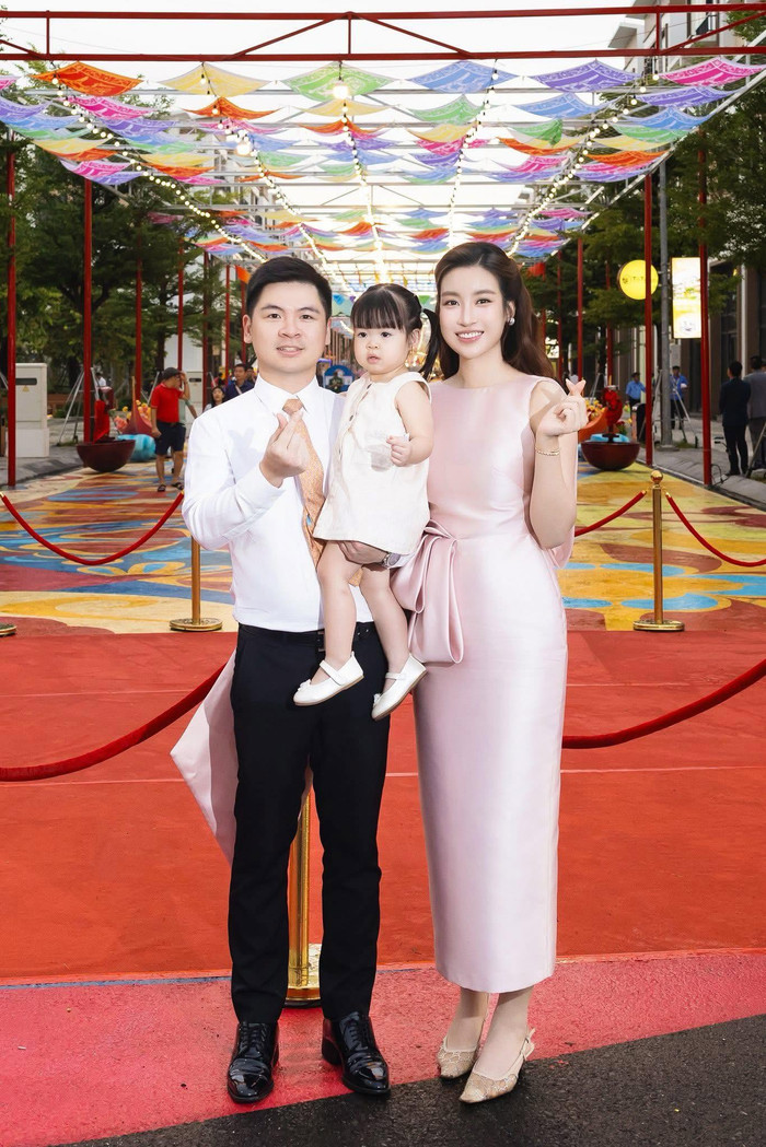 Gia đình hạnh phúc của Hoa hậu Đỗ Mỹ Linh.