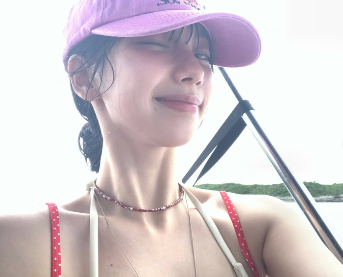 Karina còn khiến người hâm mộ thích thú khi thoải mái chia sẻ những khoảnh khắc không chỉnh sửa sau khi vui chơi dưới nước.