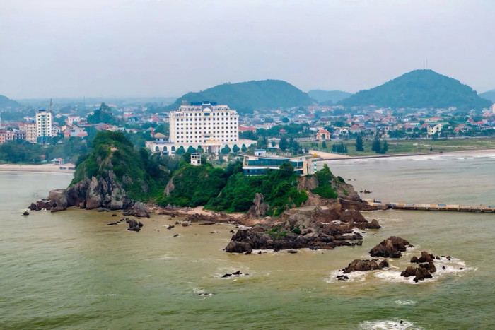 Toàn cảnh đảo Lan Châu nhìn từ trên cao, nổi bật với màu xanh rừng cây giữa biển khơi Cửa Lò. Ảnh: Trần Lâm/Dân Trí