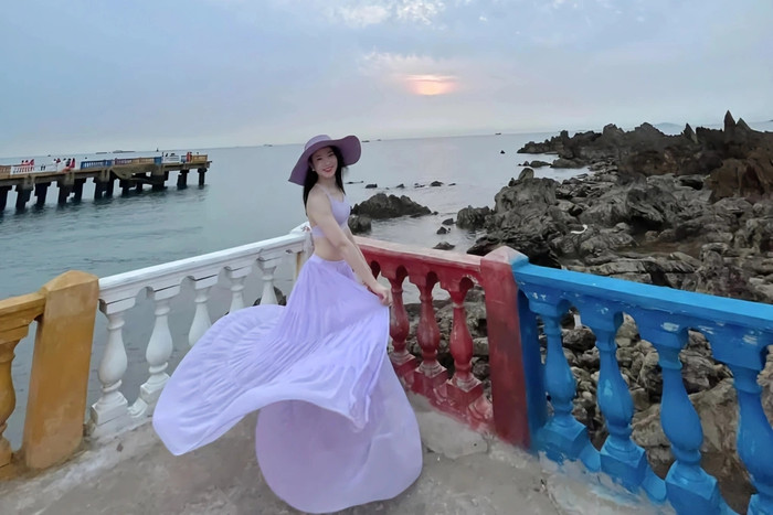 Du khách check-in tại đảo Lan Châu. Ảnh: Trần Lâm/Dân Trí