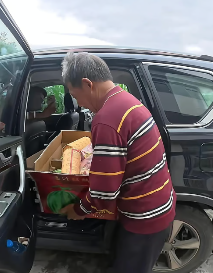 Bên cạnh việc mang đến những nhu yếu phẩm và thuốc men cần thiết, Tian thường mang theo bánh sinh nhật cùng những lời nhắn đầy tình cảm từ người thân ở xa, giúp những người cao tuổi này có thêm sự ấm áp và bầu bạn. Ảnh: QQ.com.