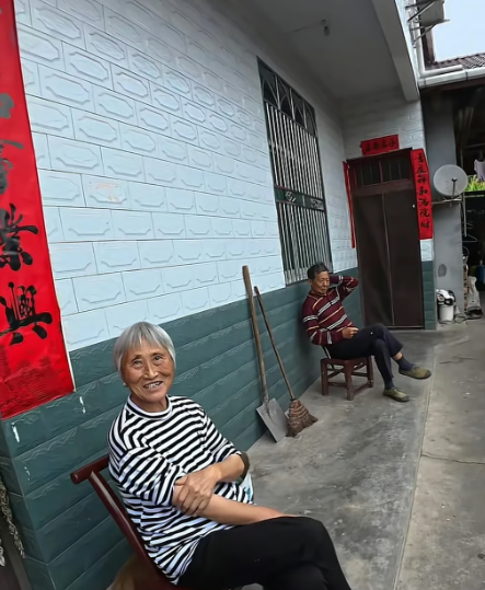 Dù đời sống ngày càng được cải thiện, Tian nhận thấy nhiều người cao tuổi ở vùng nông thôn mong muốn có người bầu bạn hơn là những món quà vật chất. Sau mỗi lần anh ghé thăm, họ thường bày tỏ mong muốn anh sẽ quay lại. Ảnh: QQ.com.