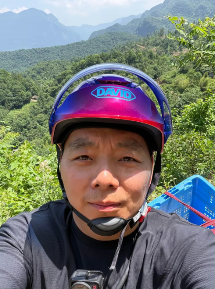 Tận dụng kinh nghiệm nhiều năm giao hàng tại các cộng đồng vùng núi nằm rải rác, Tian giúp kết nối những người cao tuổi sống đơn độc với gia đình, mang đến cho họ cả sự an ủi và đồng hành. Ảnh: QQ.com.