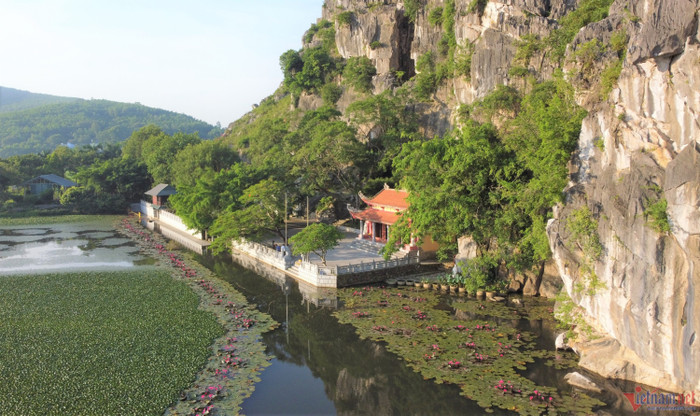 Chùa Linh Ứng tựa lưng vào vách núi. Ảnh: VietNamNet