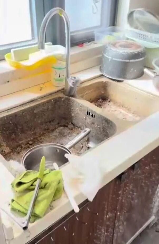 Mẹ đưa 3 người con rời đi, cậu bé 12 tuổi bị bỏ lại trong căn nhà thuê suốt hơn một năm Ảnh 1