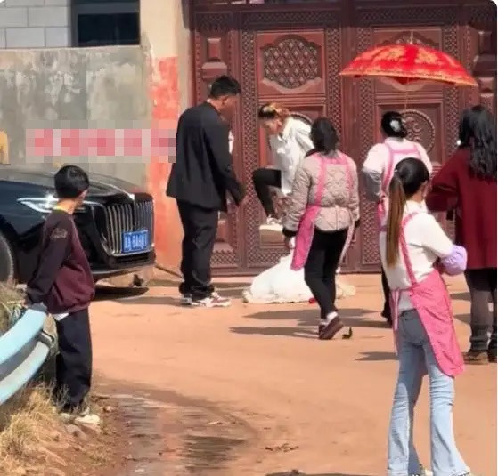 Cô dâu 29 tuổi từ chối lên xe hoa, hành động sau đó khiến cả đám cưới sững sờ Ảnh 3