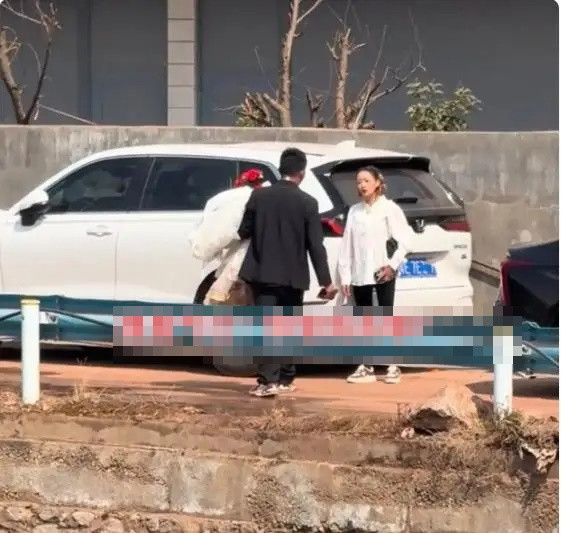 Cô dâu 29 tuổi từ chối lên xe hoa, hành động sau đó khiến cả đám cưới sững sờ Ảnh 4