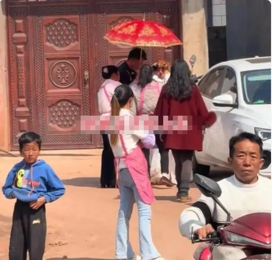 Cô dâu 29 tuổi từ chối lên xe hoa, hành động sau đó khiến cả đám cưới sững sờ Ảnh 1