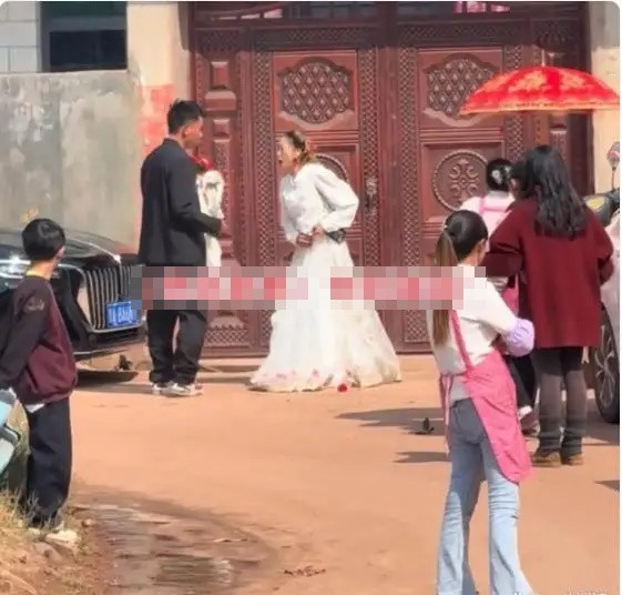 Cô dâu 29 tuổi từ chối lên xe hoa, hành động sau đó khiến cả đám cưới sững sờ Ảnh 2