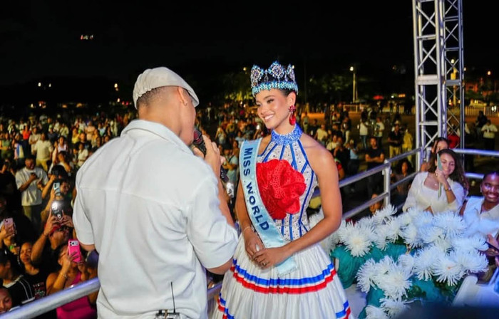 Khán giả chào đón tân Miss World trở về quê hương. (Ảnh từ Miss World)