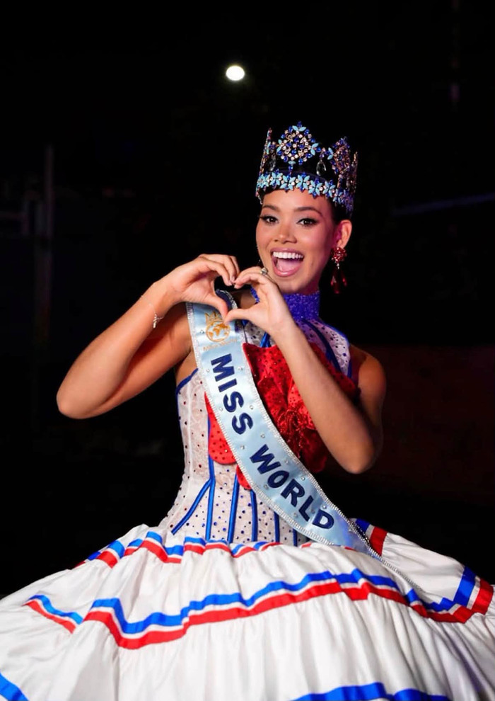 Miss World 2026 hạnh phúc trong ngày trở về quê nhà.&nbsp;