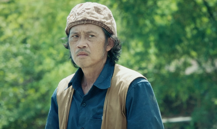 Trong Làm Giàu Với Ma, NSƯT Hoài Linh rời xa hình ảnh hài quen thuộc để hóa thân thành một người cha nghèo với câu chuyện giàu cảm xúc về tình phụ tử.