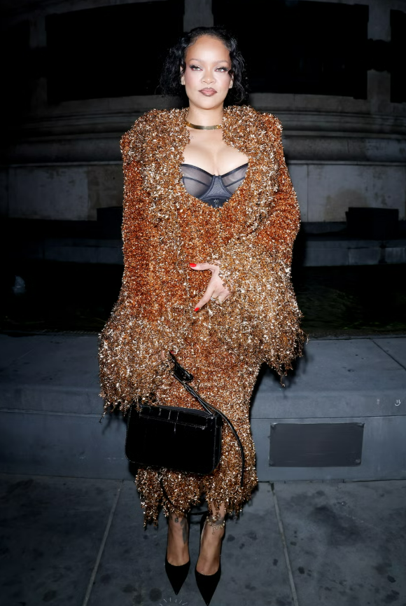 Rihanna trở thành tâm điểm chú ý khi xuất hiện tại show diễn Matières Fécales thuộc khuôn khổ Paris Fashion Week, thu hút sự quan tâm với diện mạo nổi bật. Ảnh: Getty Images