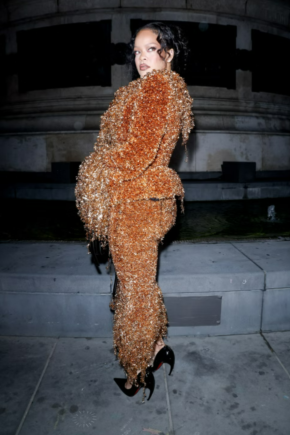 &nbsp;Rihanna lựa chọn bộ trang phục hai mảnh được làm từ chất liệu tua rua ánh kim màu vàng. Ảnh: Getty Images