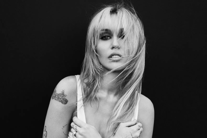Cha ruột lên tiếng chuyện Miley Cyrus đổi tên Ảnh 1