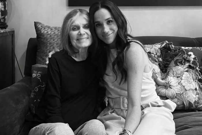 Meghan, Nữ công tước xứ Sussex, đã chia sẻ một số bức ảnh chụp chung với Gloria Steinem trên mạng xã hội, sau khi hay tin biểu tượng nữ quyền này qua đời.&nbsp; Instagram/Meghan.