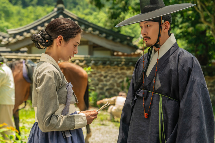 Ji Chang Wook và Nana bị cuốn vào trò chơi tình ái nguy hiểm trong The Scandal.