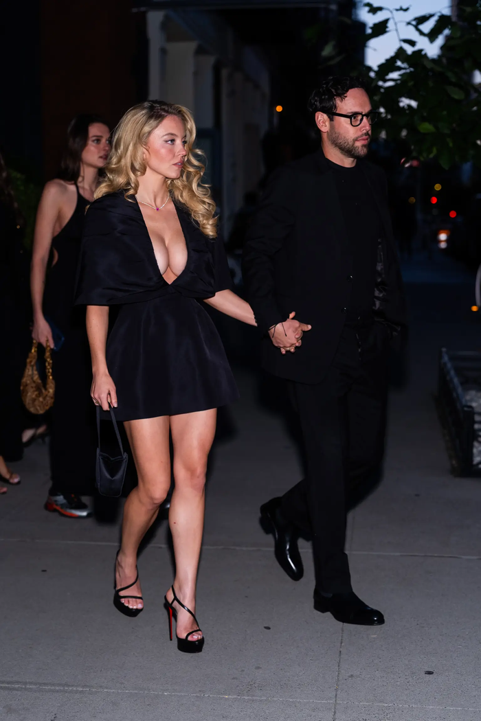 Mối quan hệ giữa Sydney Sweeney và Scooter Braun bắt đầu sau khi họ gặp nhau tại đám cưới của Jeff Bezos và Lauren Sánchez.