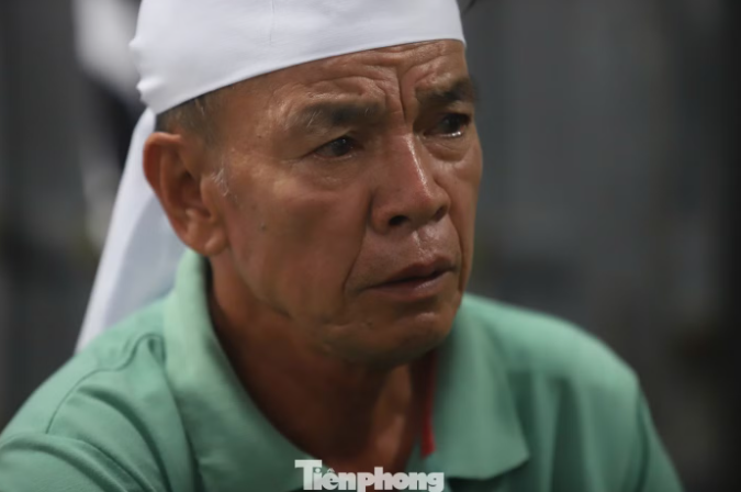 Ông Nguyễn Viết Viện nghẹn ngào khi từ Nghệ An vào Đồng Nai lo hậu sự cho con dâu và hai cháu. Ảnh: Nguyễn Tiến