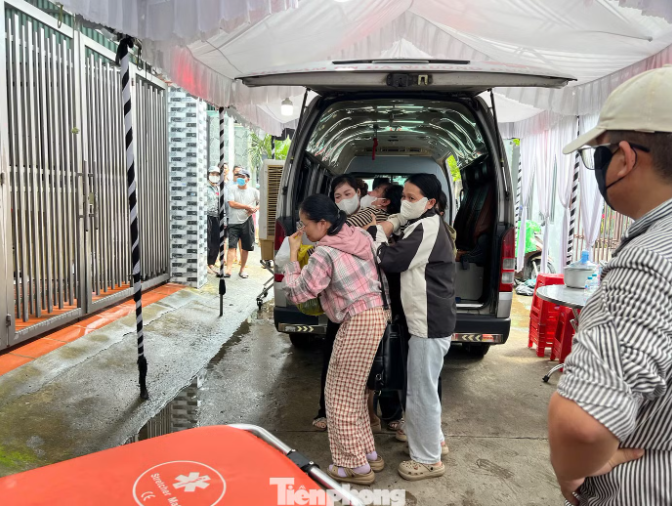 Người thân khóc nghẹn đón thi thể các nạn nhân về nhà lo hậu sự. Ảnh: Nguyễn Tiến&nbsp;