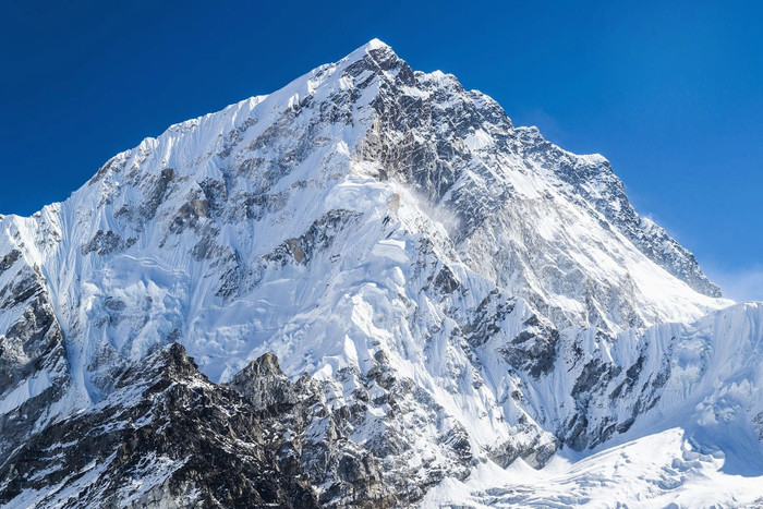Sườn phía Nepal của đỉnh Everest nhìn từ Khumbu, Đông Bắc Nepal (Ảnh: John Harper).