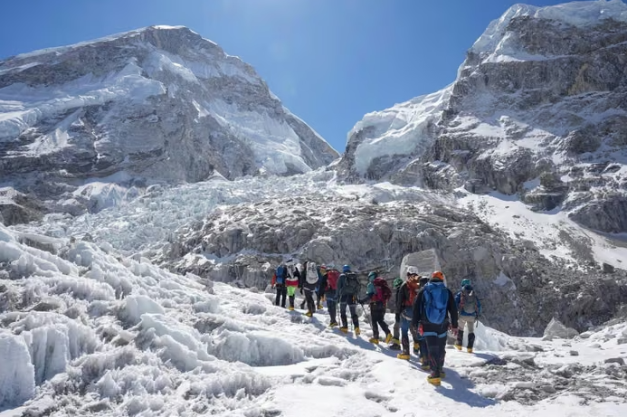 Các nhà leo núi vượt qua thác băng Khumbu trong hành trình chinh phục Everest hôm 22/4. Ảnh: Reuters