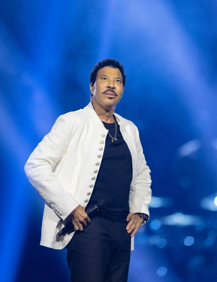 Lionel Richie đã được xuất viện sau khi phải nhập phòng chăm sóc đặc biệt (ICU) để kiểm tra sức khỏe.