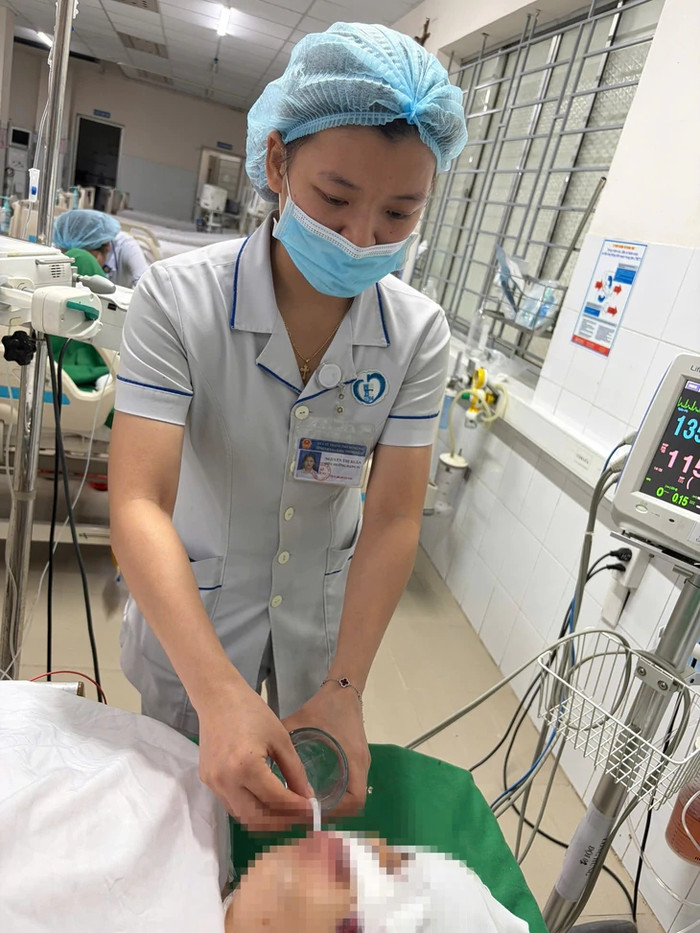 Bệnh nhân Q. đang được theo dõi, chăm sóc tại bệnh viện. Ảnh: Tuổi Trẻ Online