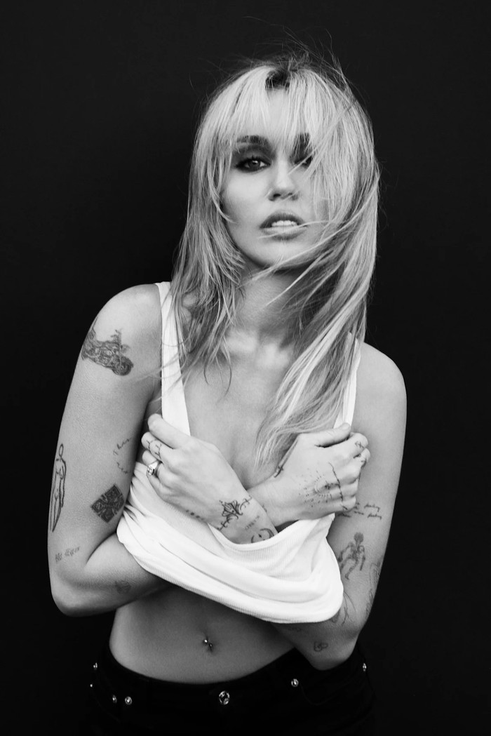 Miley Cyrus bước vào 'lãnh địa' của Madonna và Lady Gaga Ảnh 3