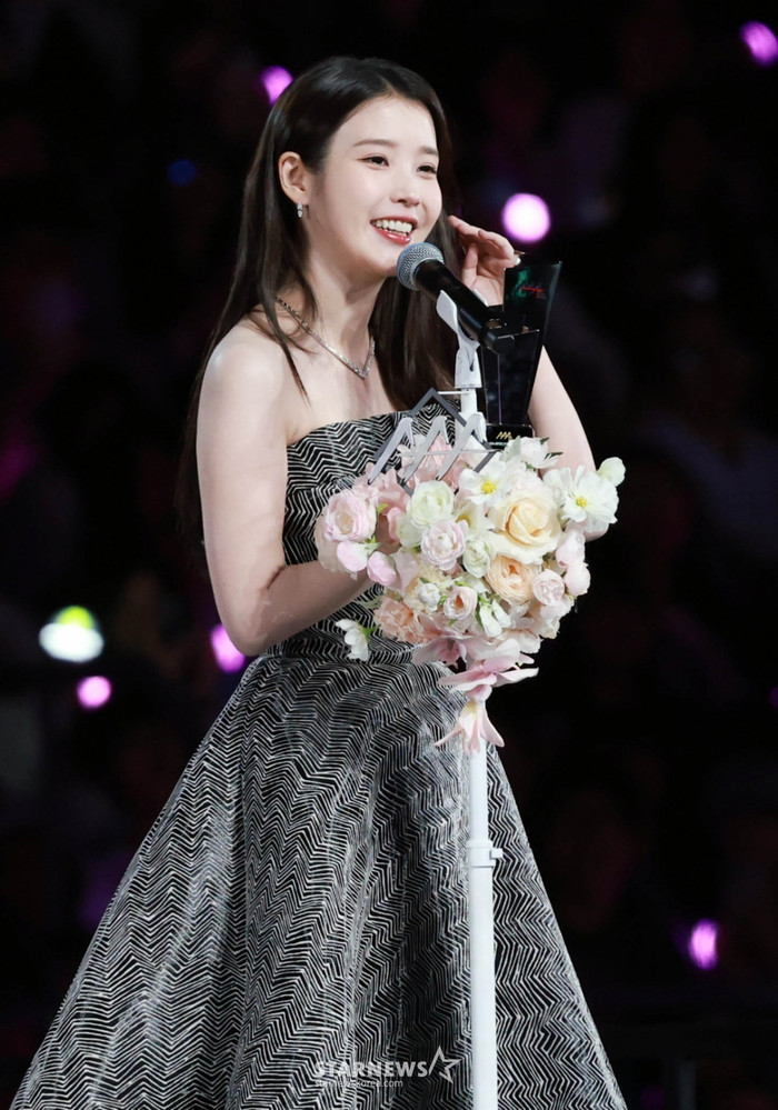 IU bất ngờ trở lại với ca khúc mới sau khi hoãn album và tour diễn Ảnh 4
